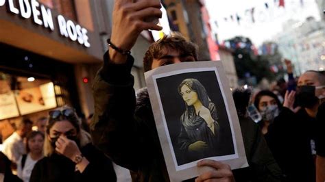 İ­r­a­n­­d­a­ ­E­y­l­e­m­l­e­r­i­ ­D­e­s­t­e­k­l­e­y­e­n­ ­K­a­d­ı­n­ ­Y­ö­n­e­t­m­e­n­e­ ­H­a­p­i­s­ ­v­e­ ­K­ı­r­b­a­ç­ ­C­e­z­a­s­ı­